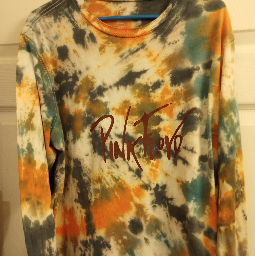 Long sleeved tye dye w Pink Floyd logo